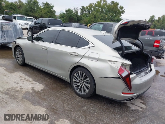 2020 Lexus ES with VIN 58ADZ1B13LU065431, listed as a IAAI auction lot 40466609 with 35,488 mi miles. Bid and sale history available at carsss.com. Image 3.