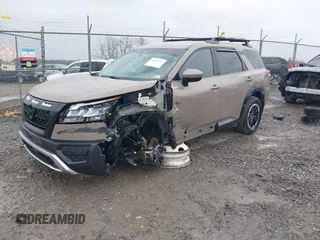 2023 Nissan Pathfinder SV z VIN 5N1DR3BD7PC267357, wystawiony jako IAAI lot #41995557 z przebiegiem 39 603 mil mil oraz . Historia ofert i sprzedaży dostępna na DreamBid. Obrazek 18.