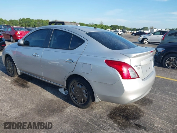 2013 Nissan Versa S Plus z VIN 3N1CN7APXDL851298, wystawiony jako IAAI lot #41900002 z przebiegiem 45 675 mil mil oraz . Historia ofert i sprzedaży dostępna na DreamBid. Obrazek 3.