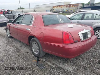 1999 Lincoln Town Car Signature z VIN 1LNFM82WXXY601583, wystawiony jako IAAI lot #42193270 z przebiegiem Nie podano mil oraz . Historia ofert i sprzedaży dostępna na DreamBid. Obrazek 3.