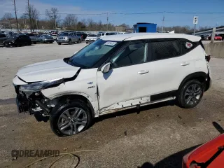 2021 Kia Seltos LX z VIN KNDEPCAA7M7082459, wystawiony jako Copart lot #50494035 z przebiegiem 63 409 mil mil oraz Szkoda całkowita • Salvage title. Historia ofert i sprzedaży dostępna na DreamBid. Obrazek 1.