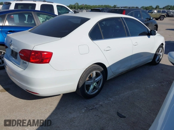 2014 Volkswagen Jetta SE z VIN 3VWD07AJ1EM281910, wystawiony jako IAAI lot #42823665 z przebiegiem 86 182 mil mil oraz . Historia ofert i sprzedaży dostępna na DreamBid. Obrazek 4.