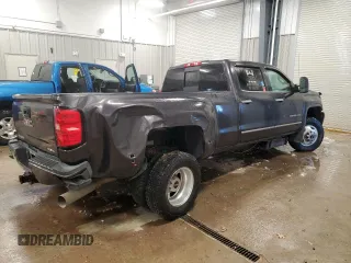2015 GMC Sierra 3500HD Denali z VIN 1GT424E82FF125315, wystawiony jako Copart lot #79726484 z przebiegiem 147 731 mil mil oraz Czysty tytuł • Clean title. Historia ofert i sprzedaży dostępna na DreamBid. Obrazek 3.