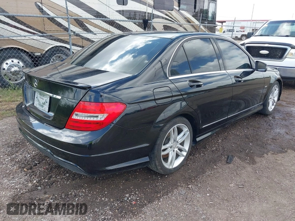 2012 Mercedes-Benz C 250 Sport z VIN WDDGF4HB6CR214135, wystawiony jako IAAI lot #42295684 z przebiegiem 147 768 mil mil oraz . Historia ofert i sprzedaży dostępna na DreamBid. Obrazek 4.