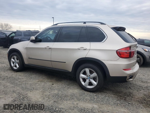 2013 BMW X5 xDrive50i z VIN 5UXZV8C50D0C15786, wystawiony jako Copart lot #45187975 z przebiegiem 132 344 mil mil oraz Czysty tytuł • Clean title. Historia ofert i sprzedaży dostępna na DreamBid. Obrazek 2.