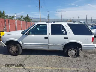 1996 GMC Jimmy SL with VIN 1GKDT13W4T2546327, listed as a IAAI auction lot 41966572 with 134,749 mi miles. Bid and sale history available at carsss.com. Image 13.