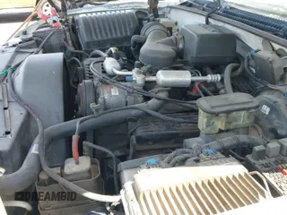 1999 Chevrolet Silverado 2500 z VIN 1GCGK29R0XF085788, wystawiony jako IAAI lot #42649178 z przebiegiem 234 932 mil mil oraz . Historia ofert i sprzedaży dostępna na DreamBid. Obrazek 19.