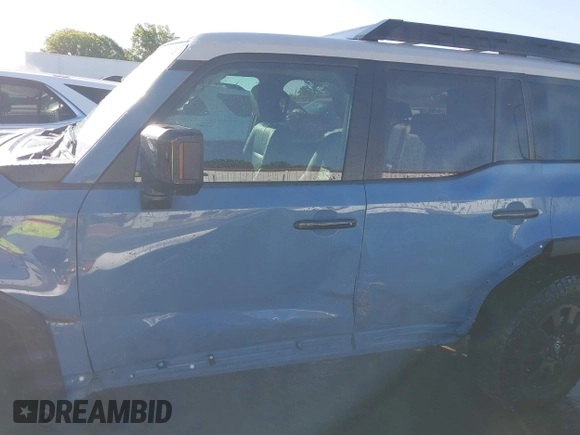 2024 Toyota Land Cruiser z VIN JTEABFAJ7RK003144, wystawiony jako IAAI lot #42040885 z przebiegiem 4 749 mil mil oraz . Historia ofert i sprzedaży dostępna na DreamBid. Obrazek 14.