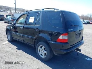 2000 Mercedes-Benz M-Class with VIN 4JGAB54E5YA165724, listed as a IAAI auction lot 42001654 with 138,997 mi miles. Bid and sale history available at carsss.com. Image 3.