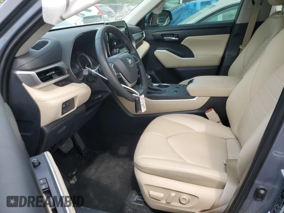2024 Toyota Highlander LE z VIN 5TDKDRAH9RS548529, wystawiony jako Copart lot #53493205 z przebiegiem 16 627 mil mil oraz Szkoda całkowita • Salvage title. Historia ofert i sprzedaży dostępna na DreamBid. Obrazek 7.