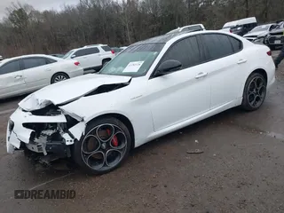 2022 Alfa Romeo Giulia Veloce z VIN ZARFANBN2N7663474, wystawiony jako IAAI lot #41282328 z przebiegiem 57 638 mil mil oraz . Historia ofert i sprzedaży dostępna na DreamBid. Obrazek 17.