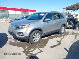 2013 Kia Sorento LX z VIN 5XYKT4A65DG354509, wystawiony jako IAAI lot #41996451 z przebiegiem 97 647 mil mil oraz . Historia ofert i sprzedaży dostępna na DreamBid. Obrazek 2.