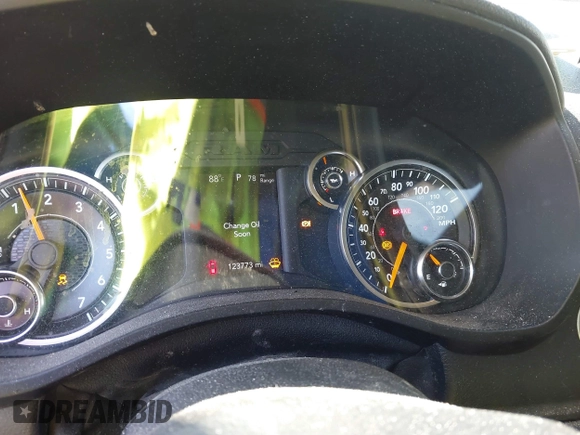 2019 Ram 1500 Tradesman z VIN 1C6RRECT8KN604344, wystawiony jako IAAI lot #41889504 z przebiegiem 123 773 mil mil oraz . Historia ofert i sprzedaży dostępna na DreamBid. Obrazek 7.