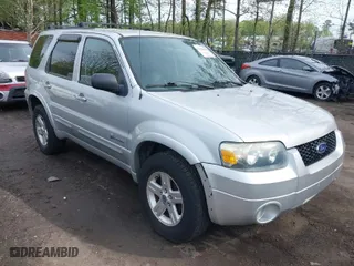 2005 Ford Escape Hybrid with VIN 1FMCU95H75KD90560, listed as a IAAI auction lot 42048840 with 137,223 mi miles. Bid and sale history available at carsss.com. Image 1.