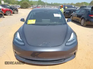 2018 Tesla Model 3 Long Range Battery z VIN 5YJ3E1EBXJF121183, wystawiony jako IAAI lot #42070712 z przebiegiem 71 823 mil mil oraz . Historia ofert i sprzedaży dostępna na DreamBid. Obrazek 12.