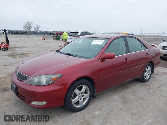 2003 Toyota Camry LE z VIN 4T1BF32K83U056252, wystawiony jako IAAI lot #41944815 z przebiegiem 324 105 mil mil oraz . Historia ofert i sprzedaży dostępna na DreamBid. Obrazek 2.