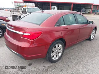 2012 Chrysler 200 Touring z VIN 1C3CCBBB6CN180868, wystawiony jako IAAI lot #42297048 z przebiegiem 110 213 mil mil oraz . Historia ofert i sprzedaży dostępna na DreamBid. Obrazek 4.