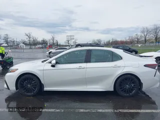 2022 Toyota Camry XSE z VIN 4T1K61AK2NU702362, wystawiony jako IAAI lot #41963393 z przebiegiem 13 541 mil mil oraz . Historia ofert i sprzedaży dostępna na DreamBid. Obrazek 14.
