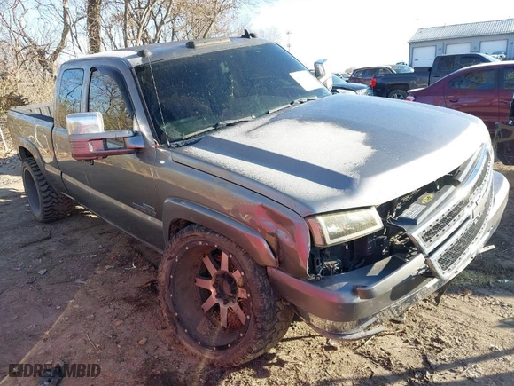 2006 Chevrolet Silverado 2500HD LT2 with VIN 1GCHK29D66E255102, listed as a IAAI auction lot 40989120 with 216,000 mi miles. Bid and sale history available at carsss.com. Image 1.
