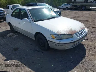 1997 Toyota Camry LE z VIN 4T1BG22K8VU051904, wystawiony jako IAAI lot #41878361 z przebiegiem 147 699 mil mil oraz . Historia ofert i sprzedaży dostępna na DreamBid. Obrazek 1.