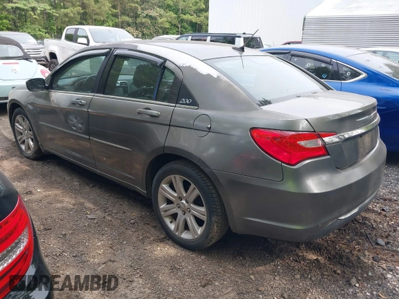 2013 Chrysler 200 Touring z VIN 1C3CCBBB5DN714654, wystawiony jako IAAI lot #42409300 z przebiegiem 177 498 mil mil oraz . Historia ofert i sprzedaży dostępna na DreamBid. Obrazek 3.