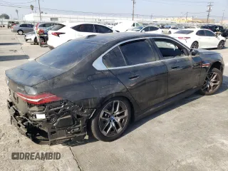 2024 BMW i5 eDrive40 z VIN WBY33FK04RCR61828, wystawiony jako Copart lot #75008794 z przebiegiem 11 905 mil mil oraz Szkody całkowita. Historia ofert i sprzedaży dostępna na DreamBid. Obrazek 3.