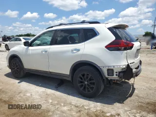 2018 Nissan Rogue SV z VIN 5N1AT2MVXJC725095, wystawiony jako Copart lot #55601775 z przebiegiem 108 581 mil mil oraz Szkoda całkowita • Salvage title. Historia ofert i sprzedaży dostępna na DreamBid. Obrazek 2.