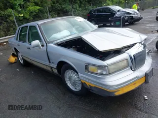1995 Lincoln Town Car Cartier z VIN 1LNLM83W8SY741772, wystawiony jako IAAI lot #42252980 z przebiegiem Nie podano mil oraz . Historia ofert i sprzedaży dostępna na DreamBid. Obrazek 1.