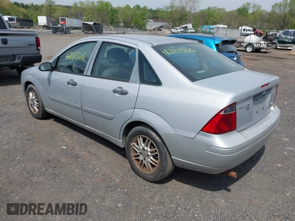 2007 Ford Focus S z VIN 1FAFP34N67W338545, wystawiony jako IAAI lot #42111366 z przebiegiem 370 000 mil mil oraz . Historia ofert i sprzedaży dostępna na DreamBid. Obrazek 3.