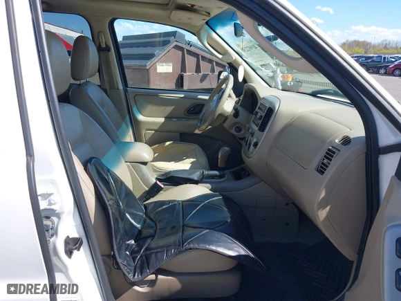2006 Ford Escape XLT with VIN 1FMYU93126KC65835, listed as a IAAI auction lot 41902230 with 132,575 mi miles. Bid and sale history available at carsss.com. Image 5.