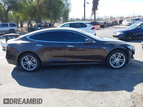 2013 Tesla Model S z VIN 5YJSA1DN4DFP19552, wystawiony jako IAAI lot #41360466 z przebiegiem 129 806 mil mil oraz . Historia ofert i sprzedaży dostępna na DreamBid. Obrazek 14.