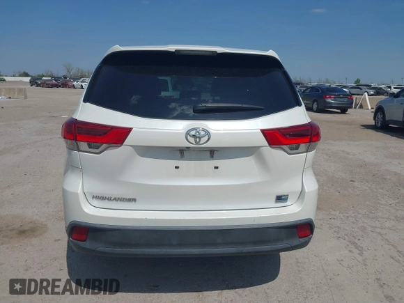 2018 Toyota Highlander LE z VIN 5TDZARFH9JS039822, wystawiony jako IAAI lot #41881905 z przebiegiem 125 094 mil mil oraz . Historia ofert i sprzedaży dostępna na DreamBid. Obrazek 16.