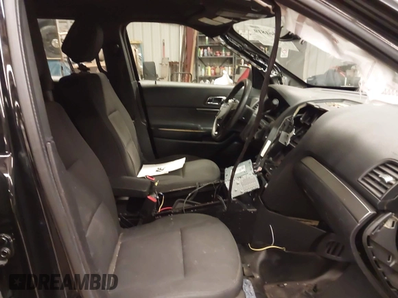 2017 Ford Police Interceptor Utility z VIN 1FM5K8AR6HGE15768, wystawiony jako IAAI lot #41561819 z przebiegiem 176 539 mil mil oraz . Historia ofert i sprzedaży dostępna na DreamBid. Obrazek 5.