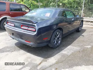 2018 Dodge Challenger SXT z VIN 2C3CDZAG1JH143140, wystawiony jako IAAI lot #42289674 z przebiegiem 79 764 mil mil oraz . Historia ofert i sprzedaży dostępna na DreamBid. Obrazek 4.