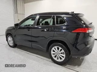 2023 Toyota Corolla Cross LE z VIN 7MUCAAAGXPV060196, wystawiony jako Copart lot #55703965 z przebiegiem 48 304 mil mil oraz Czysty tytuł • Clean title. Historia ofert i sprzedaży dostępna na DreamBid. Obrazek 2.