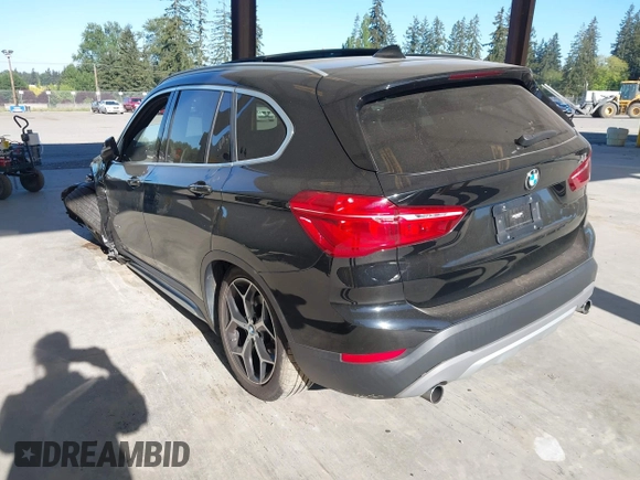 2018 BMW X1 xDrive28i z VIN WBXHT3C35J5L25056, wystawiony jako IAAI lot #42185474 z przebiegiem 62 631 mil mil oraz . Historia ofert i sprzedaży dostępna na DreamBid. Obrazek 3.