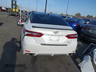 2021 Toyota Camry XSE z VIN 4T1K61AK1MU585677, wystawiony jako IAAI lot #42238920 z przebiegiem 90 089 mil mil oraz . Historia ofert i sprzedaży dostępna na DreamBid. Obrazek 17.