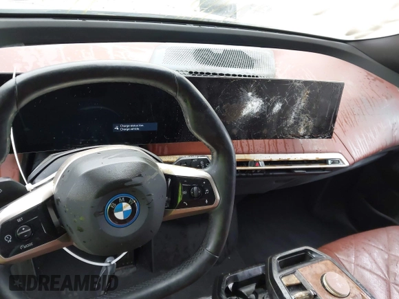2022 BMW iX xDrive50 z VIN WB523CF01NCK27983, wystawiony jako IAAI lot #42106093 z przebiegiem 21 505 mil mil oraz . Historia ofert i sprzedaży dostępna na DreamBid. Obrazek 21.