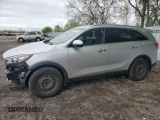2016 Kia Sorento LX z VIN 5XYPGDA59GG163178, wystawiony jako Copart lot #56685135 z przebiegiem 206 229 mil mil oraz Czysty tytuł • Clean title. Historia ofert i sprzedaży dostępna na DreamBid. Obrazek 1.