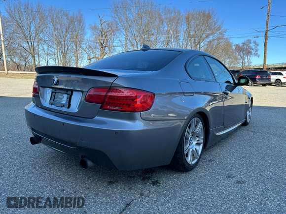 2011 BMW 3 Series 335i xDrive z VIN WBAKF9C54BE620159, wystawiony jako Copart lot #64338285 z przebiegiem 100 528 mil mil oraz Czysty tytuł • Clean title. Historia ofert i sprzedaży dostępna na DreamBid. Obrazek 4.