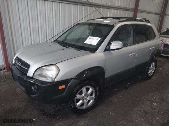 2008 Hyundai Tucson SE with VIN KM8JN12D38U772276, listed as a IAAI auction lot 41993237 with 180,390 mi miles. Bid and sale history available at carsss.com. Image 17.