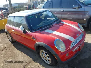 2003 MINI Hardtop z VIN WMWRC33423TC41611, wystawiony jako IAAI lot #41372223 z przebiegiem 164 522 mil mil oraz . Historia ofert i sprzedaży dostępna na DreamBid. Obrazek 1.