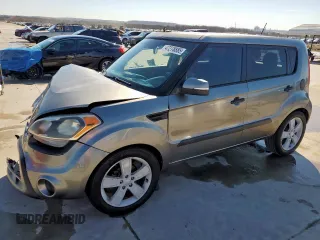 2013 Kia Soul + z VIN KNDJT2A66D7608466, wystawiony jako Copart lot #47278885 z przebiegiem 159 492 mil mil oraz Szkoda całkowita • Salvage title. Historia ofert i sprzedaży dostępna na DreamBid. Obrazek 1.