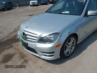2013 Mercedes-Benz C 300 Sport z VIN WDDGF8AB1DR292986, wystawiony jako IAAI lot #42430247 z przebiegiem 105 105 mil mil oraz . Historia ofert i sprzedaży dostępna na DreamBid. Obrazek 6.
