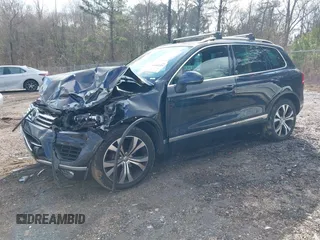 2017 Volkswagen Touareg Wolfsburg Edition z VIN WVGRF7BP6HD006748, wystawiony jako IAAI lot #41483215 z przebiegiem 97 816 mil mil oraz . Historia ofert i sprzedaży dostępna na DreamBid. Obrazek 17.