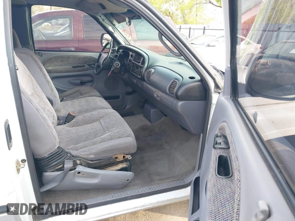 1998 Dodge 1500 z VIN 3B7HC13Z7WG213476, wystawiony jako IAAI lot #42116318 z przebiegiem 172 921 mil mil oraz . Historia ofert i sprzedaży dostępna na DreamBid. Obrazek 5.