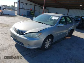 2005 Toyota Camry LE z VIN 4T1BE30K65U543152, wystawiony jako IAAI lot #42183864 z przebiegiem 228 285 mil mil oraz . Historia ofert i sprzedaży dostępna na DreamBid. Obrazek 2.