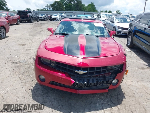 2013 Chevrolet Camaro LT z VIN 2G1FB1E39D9141179, wystawiony jako IAAI lot #42251362 z przebiegiem 135 433 mil mil oraz . Historia ofert i sprzedaży dostępna na DreamBid. Obrazek 6.