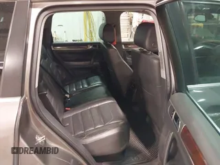 2008 Volkswagen Touareg V6 z VIN WVGBE77L98D017186, wystawiony jako IAAI lot #42321410 z przebiegiem 184 825 mil mil oraz . Historia ofert i sprzedaży dostępna na DreamBid. Obrazek 8.