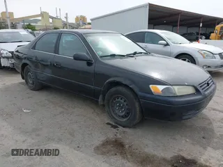 1998 Toyota Camry LE z VIN 4T1BG22K0WU385085, wystawiony jako IAAI lot #42116683 z przebiegiem 170 649 mil mil oraz . Historia ofert i sprzedaży dostępna na DreamBid. Obrazek 1.